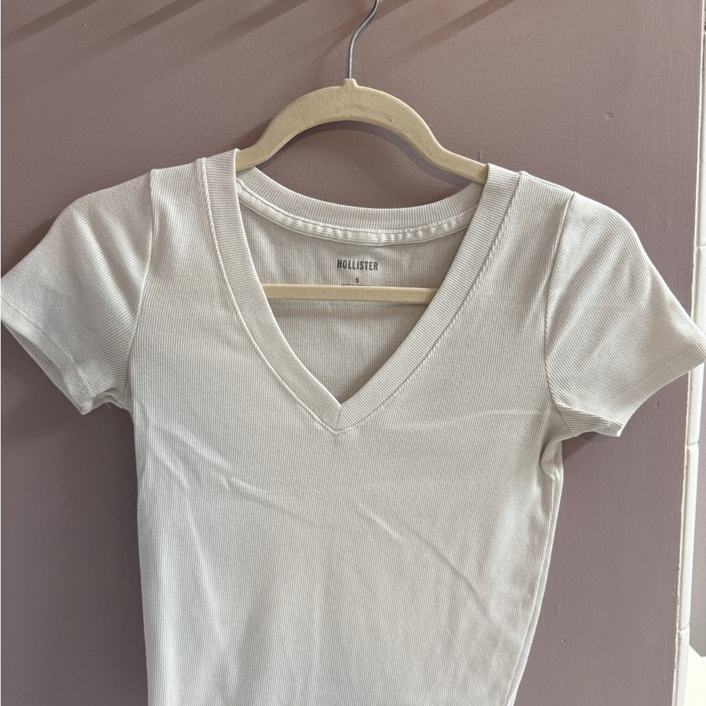 Hollister Women's Short Sleeve Cream V-Neck Tee